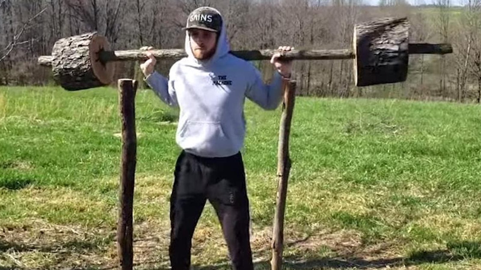 Ne pouvant plus aller au gym, il fabrique ses propres appareils d'entraînement... en bois!