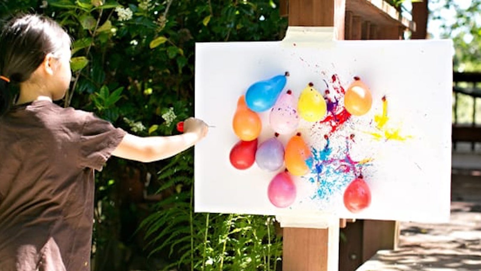 Une activité créative amusante pour les enfants: de la peinture à fléchettes!