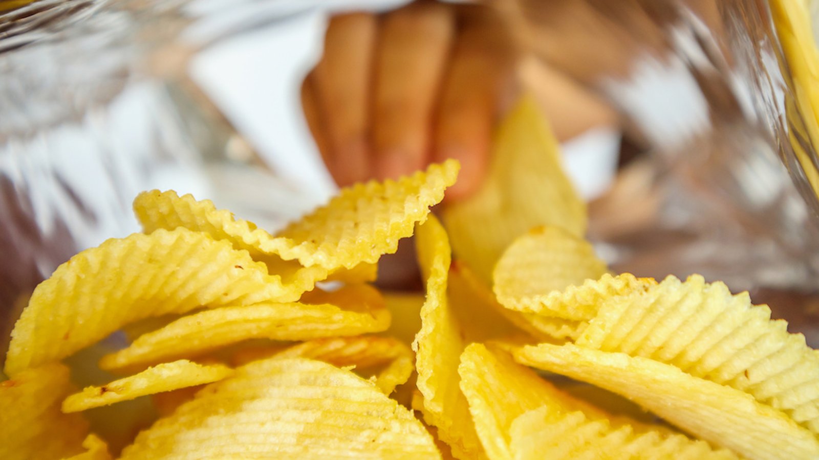 Voici pourquoi il est si difficile d’arrêter de manger des chips, selon la science..