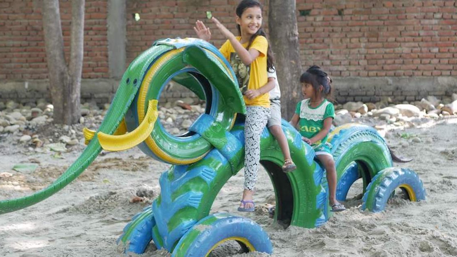 En Inde, une association recycle les pneus usagés pour amuser les enfants