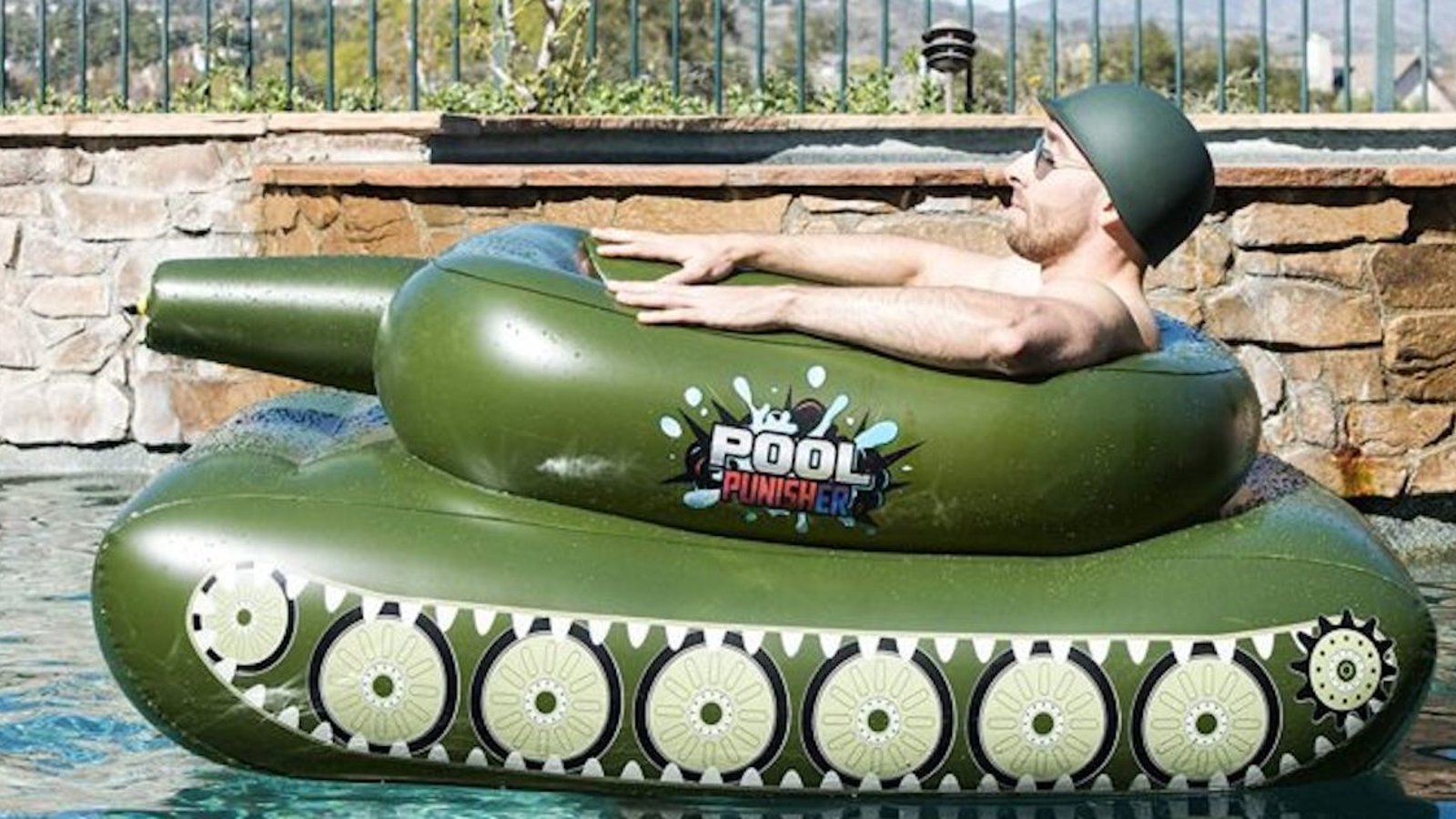 Le jouet de piscine de l’été 2021: le tank gonflable
