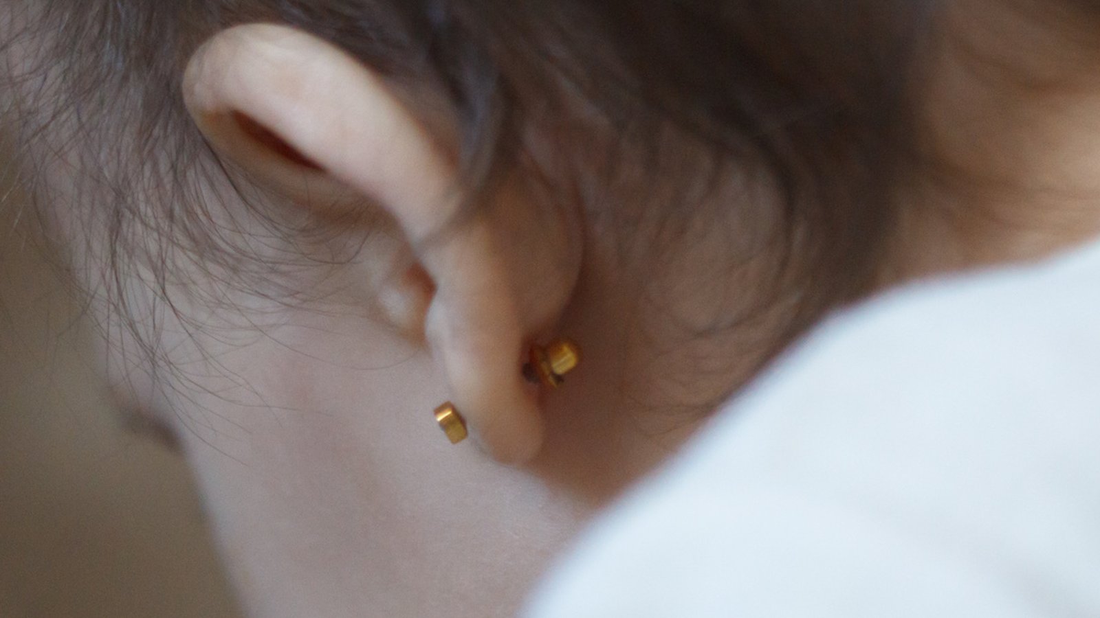 4 raisons qui font que ce n’est peut-être pas une bonne idée de faire percer les oreilles d’un bébé