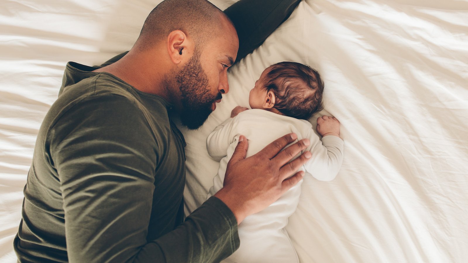 S'endormir avec son enfant est une bonne chance et voici pourquoi!