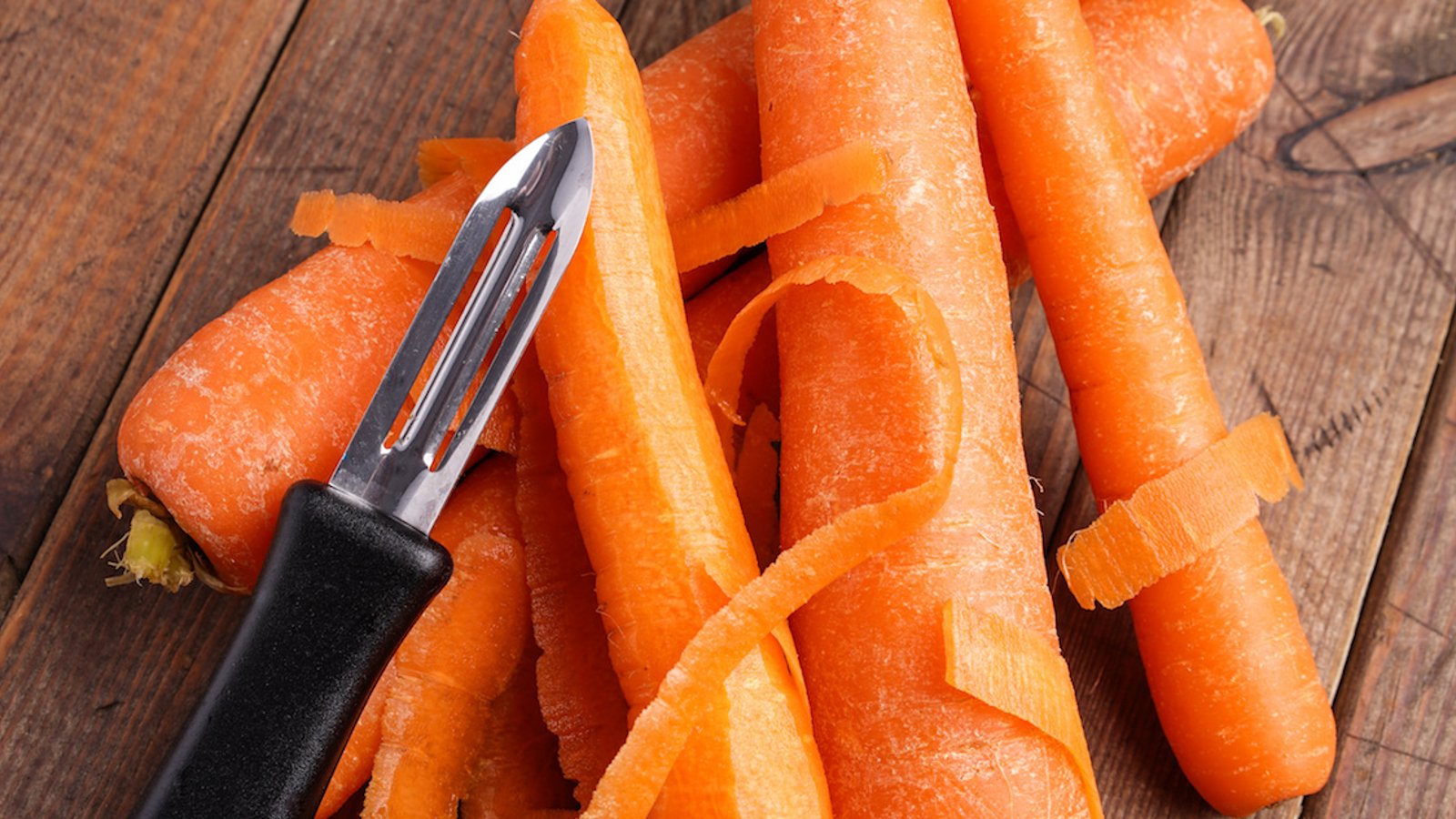 Faut-il éplucher les carottes avant de les cuisiner ou de les manger?