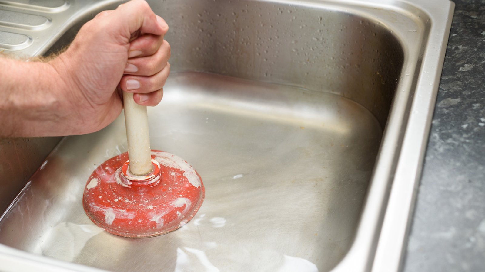 7 astuces pour débloquer un évier sans produits toxiques