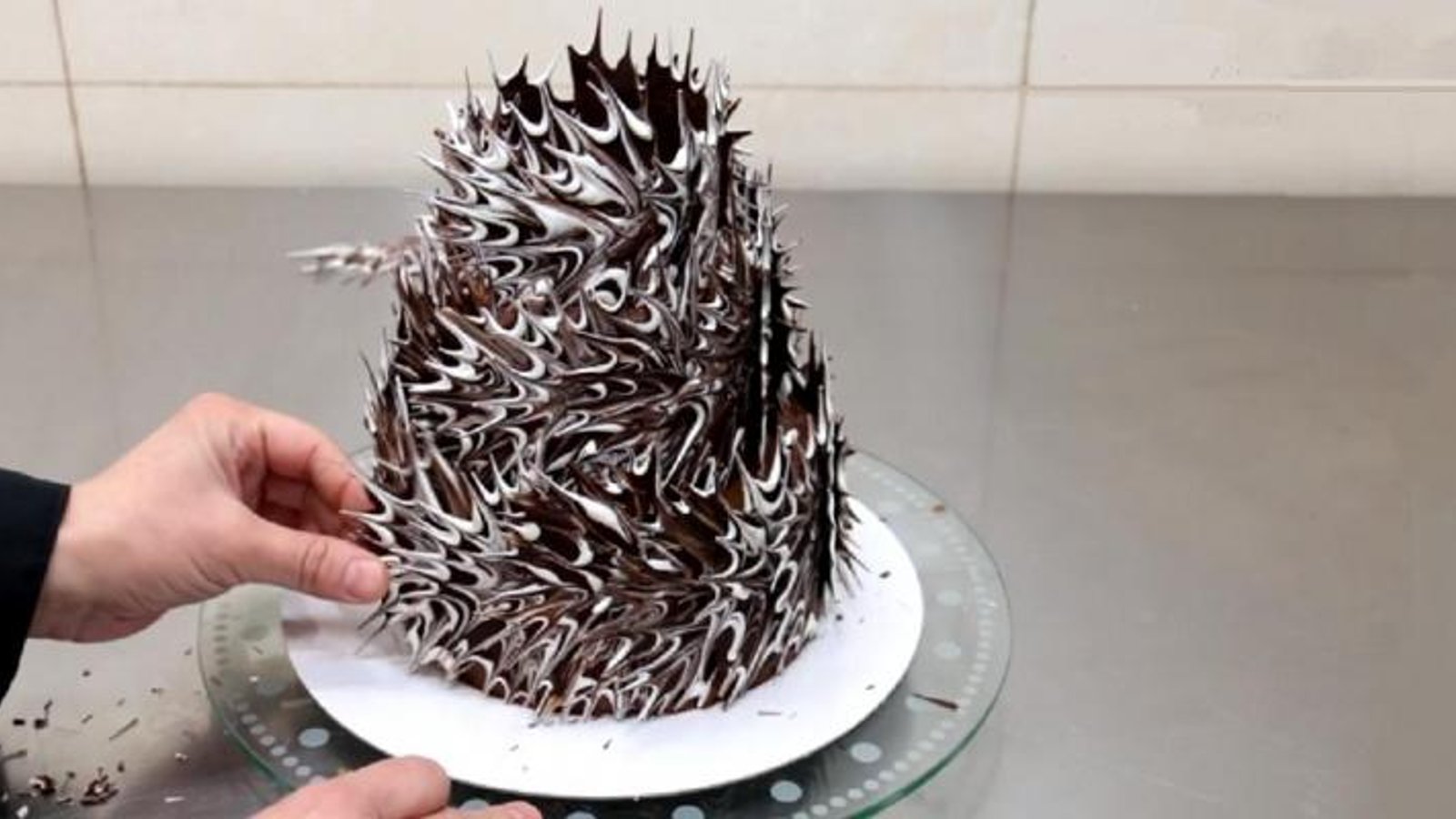Son incroyable et surprenante façon de décorer ce gâteau vous étonnera, tellement c'est facile! 