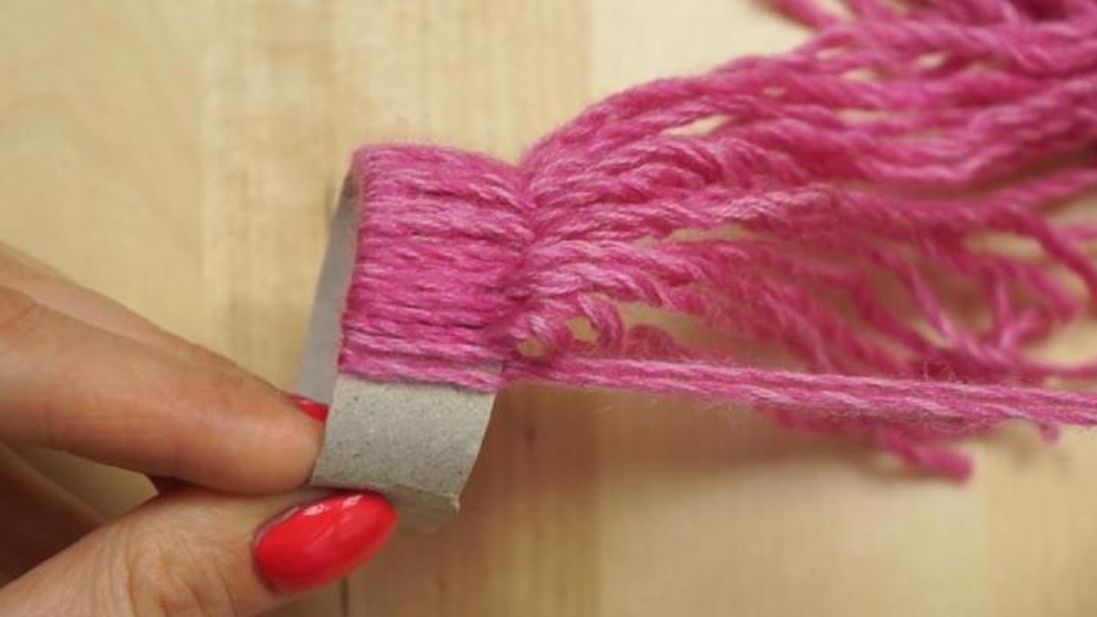Elle fait des noeuds de laine sur un rouleau de papier, le résultat est incroyablement mignon!