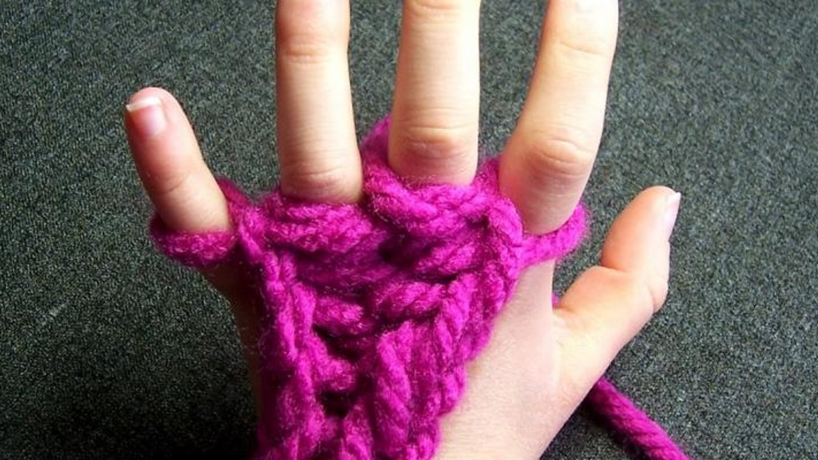 Tricoter avec les doigts! Une activité pour les petits! 