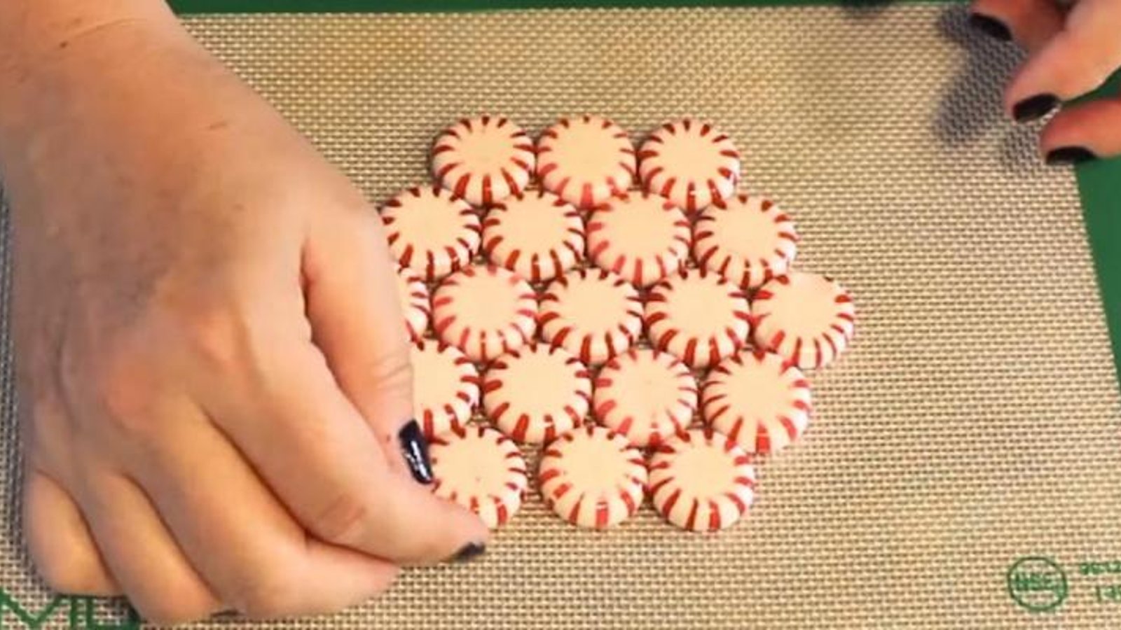 Elle forme un hexagone avec des bonbons à la menthe! Ce qu'elle en fait vous épatera! 
