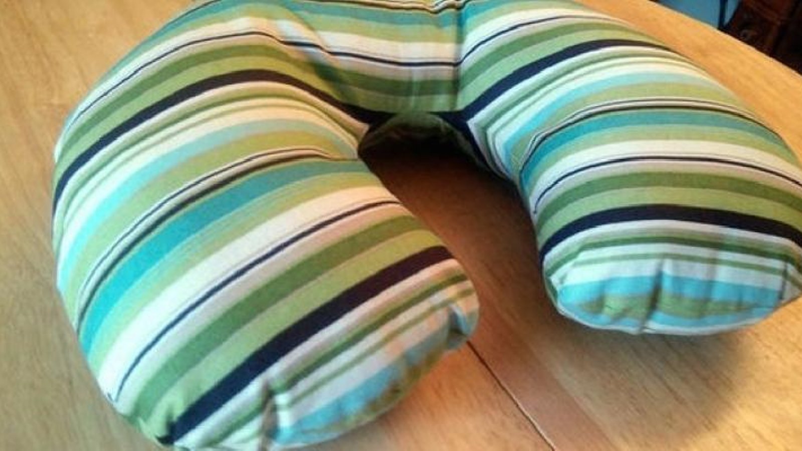 6 étapes faciles pour fabriquer votre propre oreiller de voyage confortable
