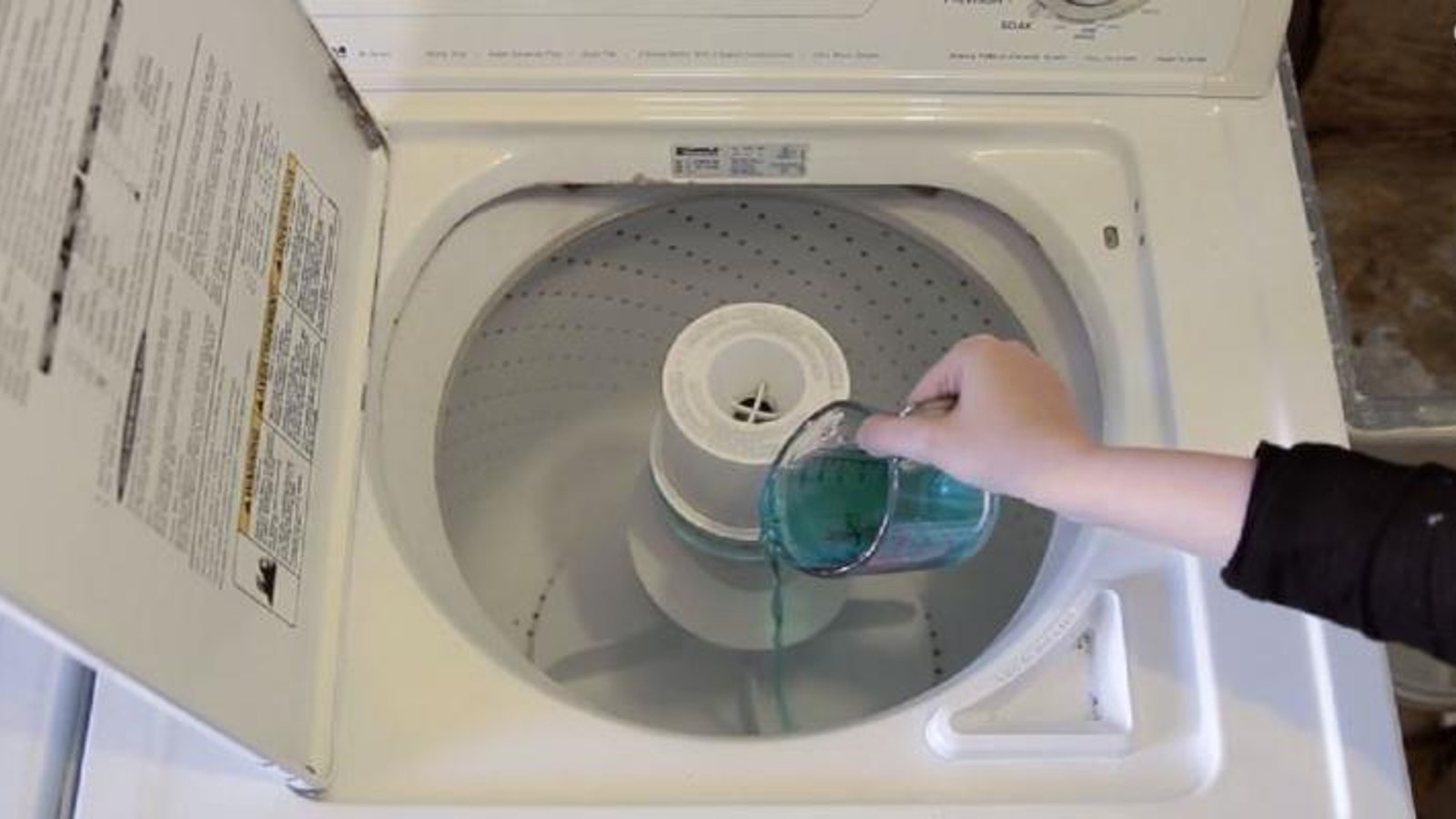 Elle verse du rince-bouche dans sa machine à laver... BRILLANT!!!
