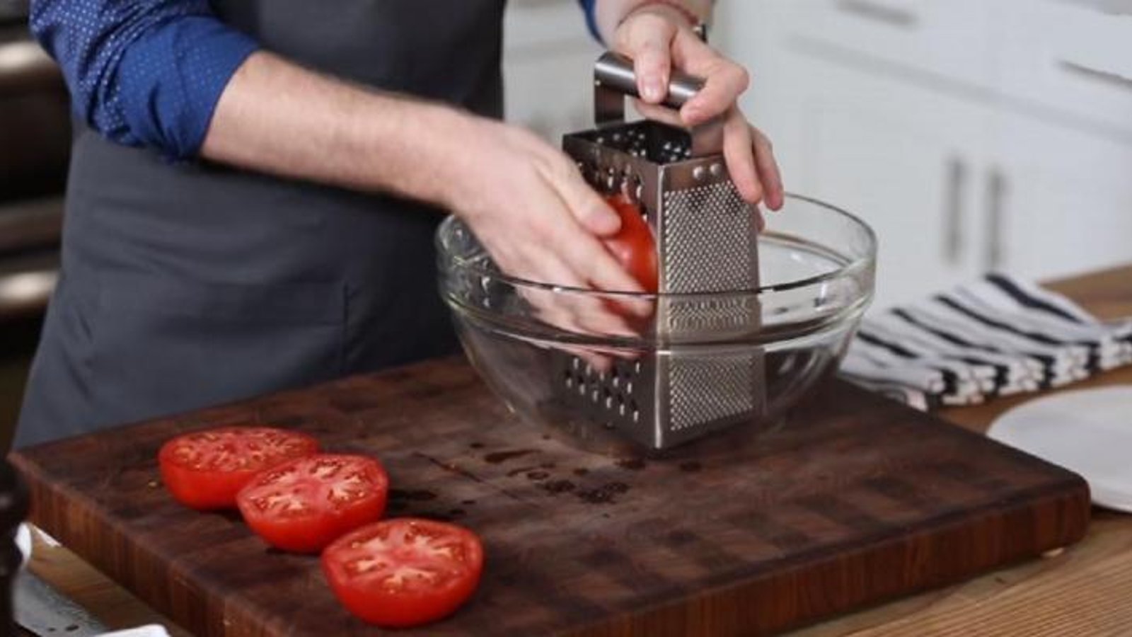 Il râpe des tomates fraîches sur une râpe à fromage! Maintenant, gardez l'oeil sur le bol! 