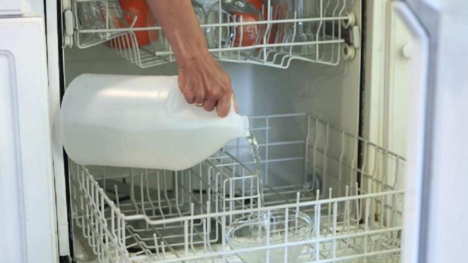 Vos verres sont blanchis à cause du lave-vaisselle? Faites-les briller grâce à ce simple truc!