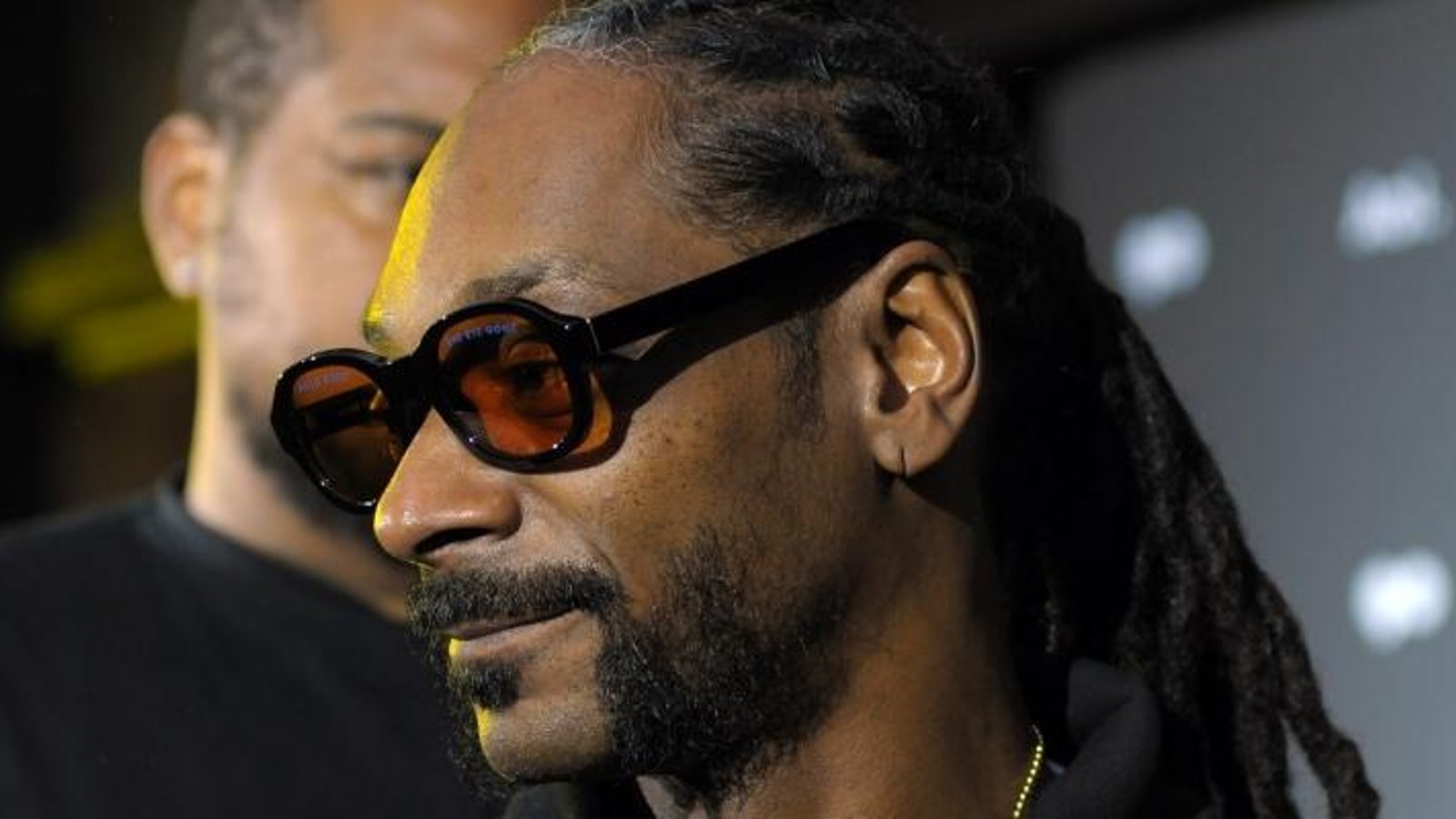 Snoop Dogg will go 1 on 1 against NHL star for charity.