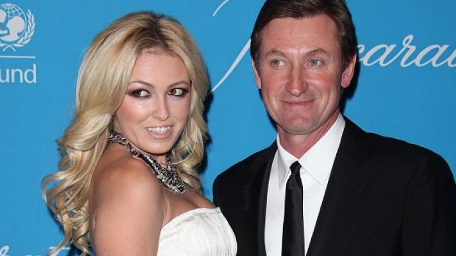 Paulina Gretzky shows off her body 5 months after giving birth.