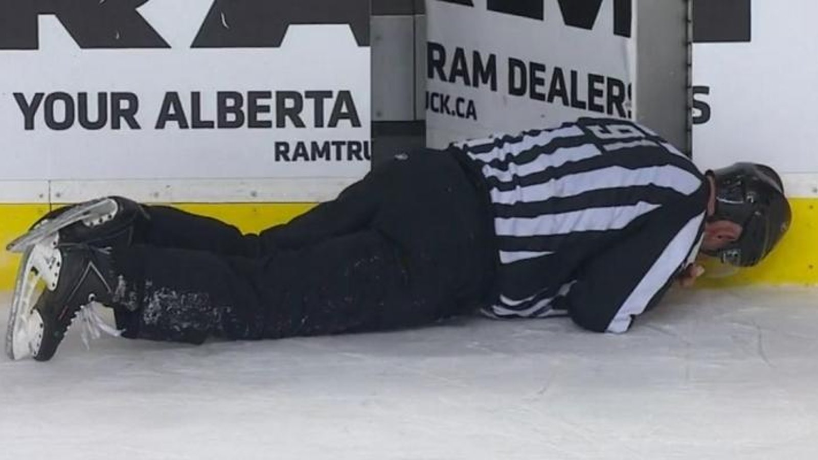 Former NHL officials share their thoughts on the Dennis Wideman hit.