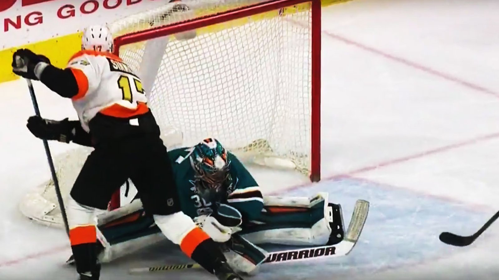 Dell robs Wayne Simmonds with ridiculous glove save!