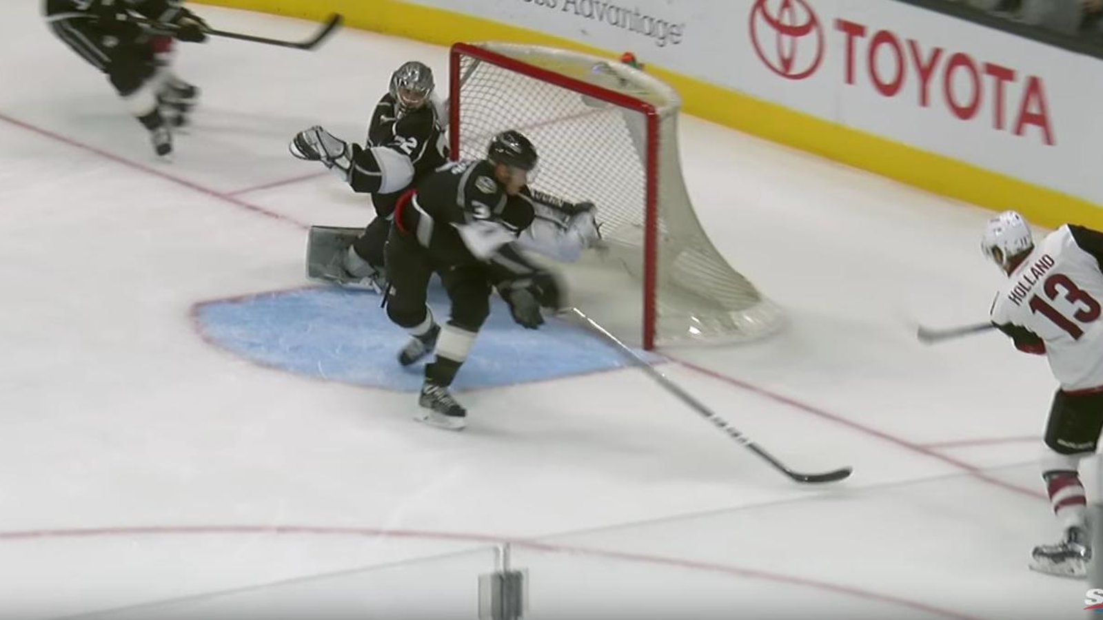 MUST SEE : Quick with the save of the year candidate! 