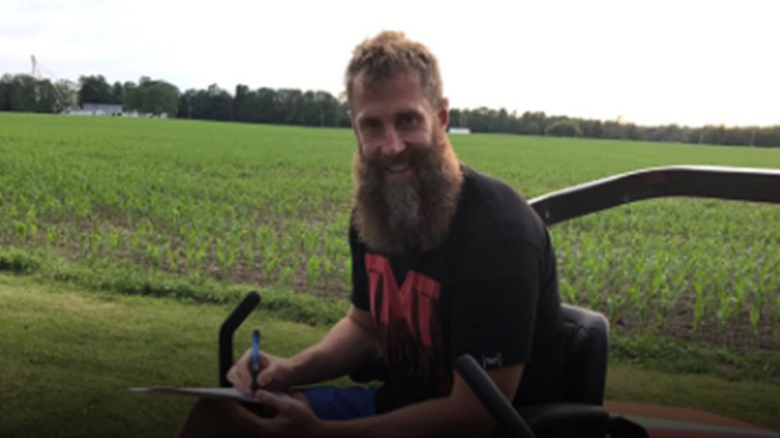 Gotta See It: Thornton inks new deal while mowing lawn in flip-flops