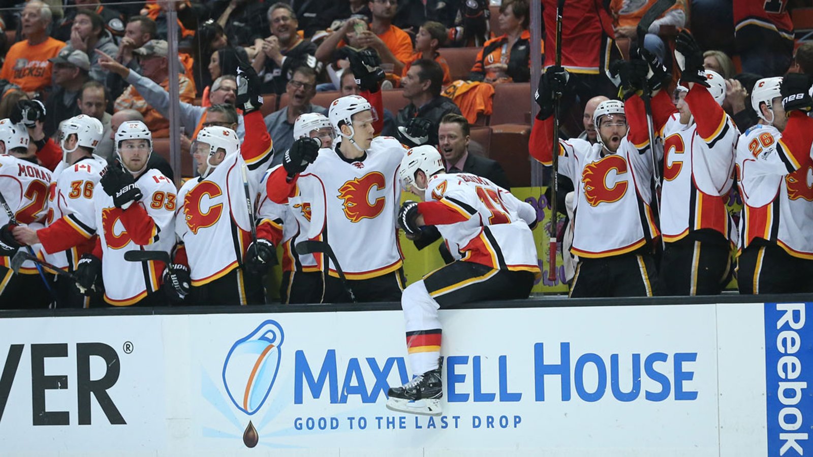 Breaking: Calgary Flames re-sign a 25-year-old forward!