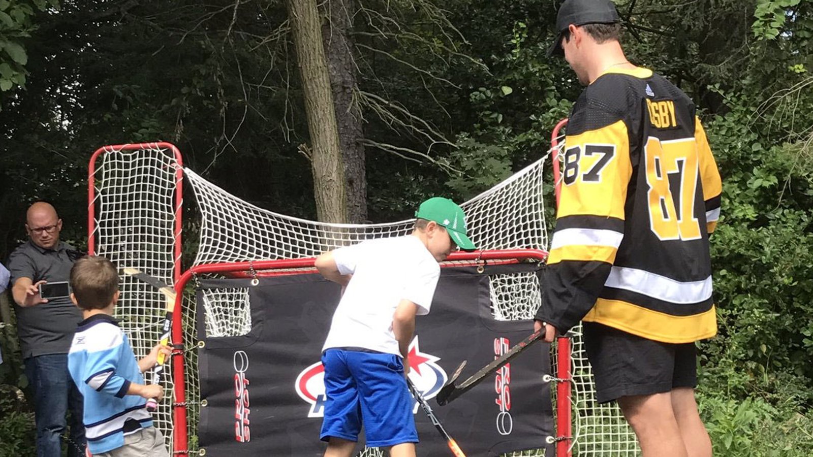 Must see: Crosby plays street hockey with lucky kids!
