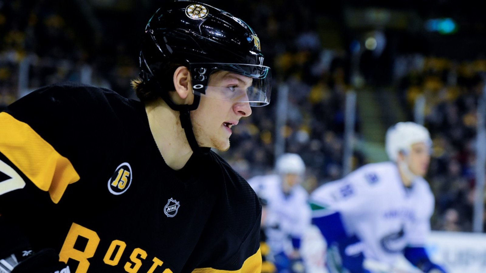 Report: Bruins veteran leaves the game after being hit in the face.