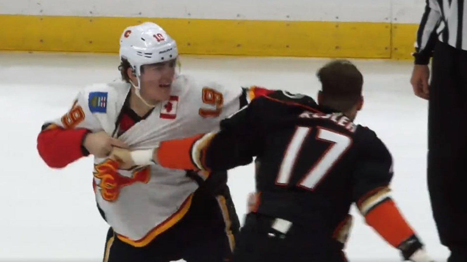 Kesler and Tkachuk drop the gloves in a titanic fight, both throw heavy punches!