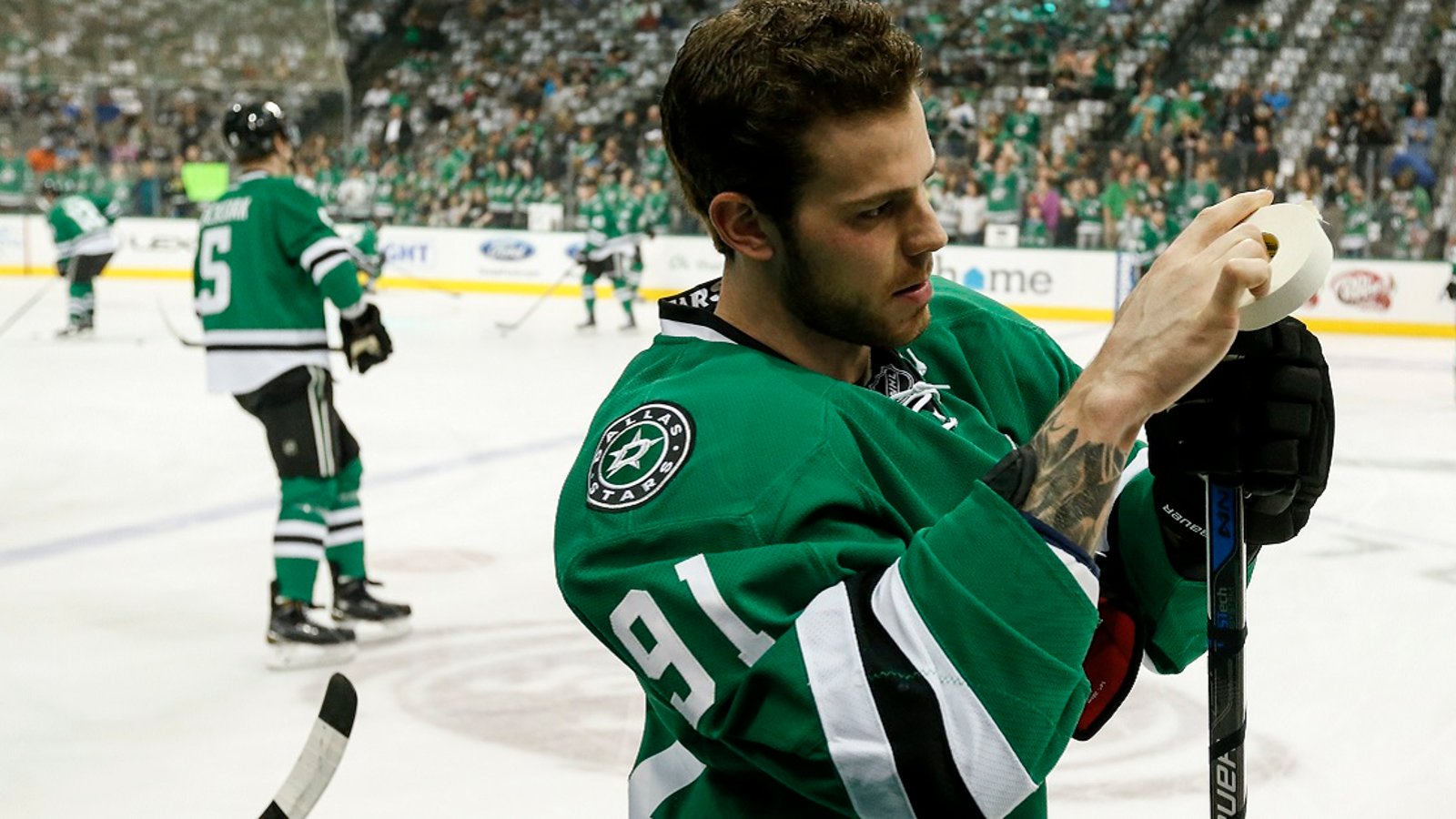 Tyler Seguin roasts the Habs out of nowhere during media interview.