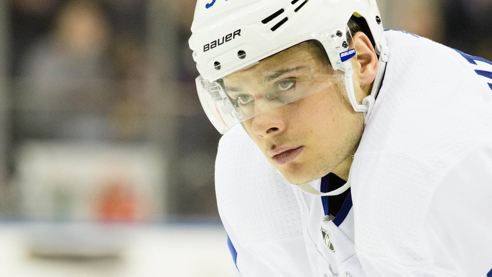 Breaking: Auston Matthews leaves the game in serious pain.
