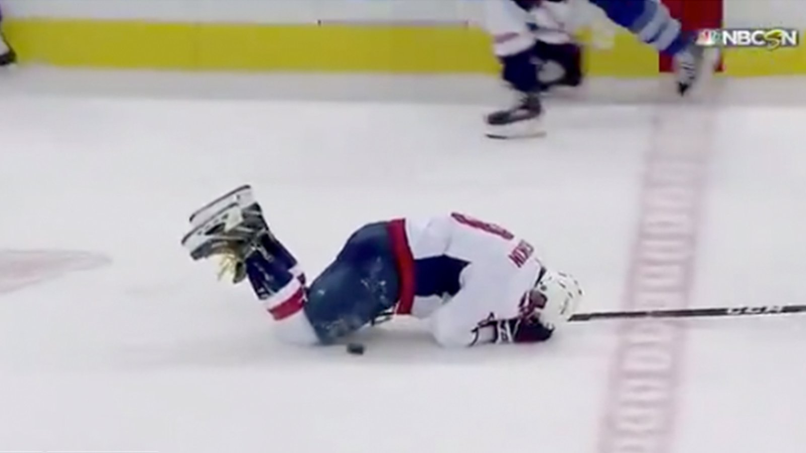 Ovechkin and Oshie collide, Ovechkin leaves game with suspected concussion