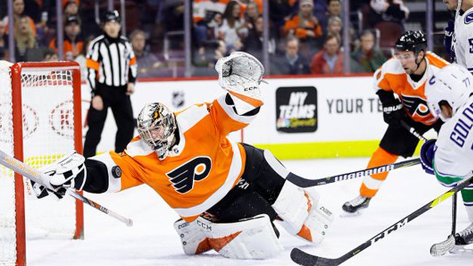 Flyers rookie Carter Hart makes diving save of the year