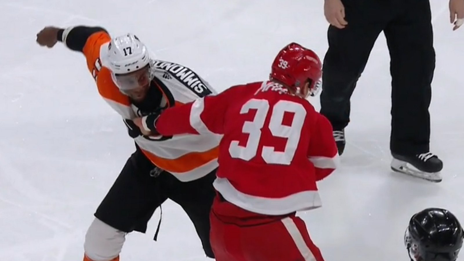 Simmonds and Mantha drop the gloves less than one minute into the game!