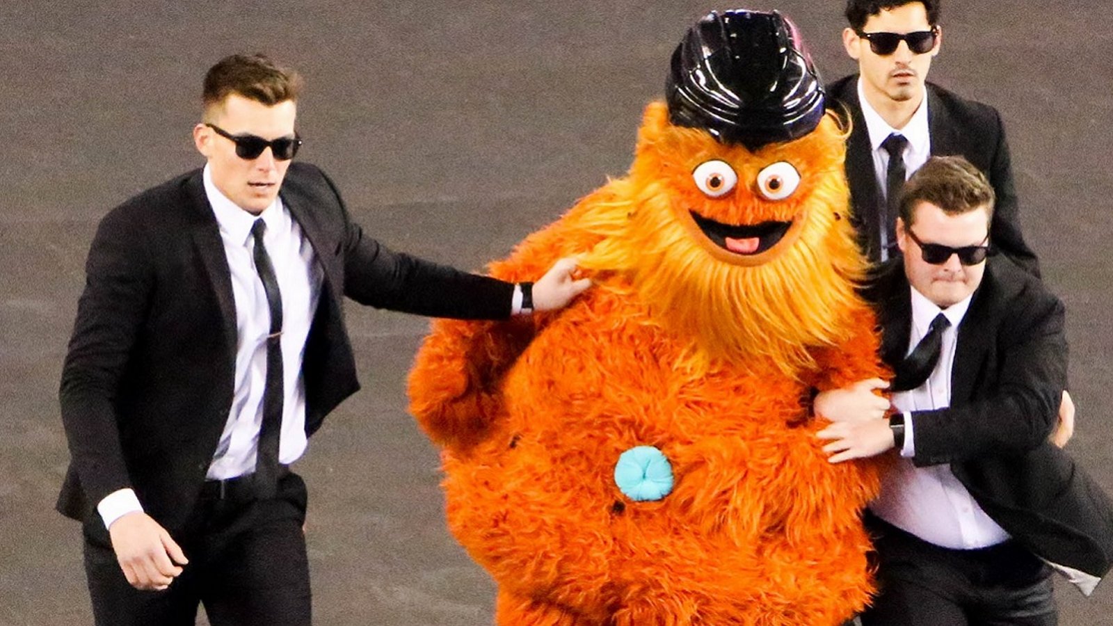 Chaos in Philadelphia as security tries to apprehend a streaking Gritty!