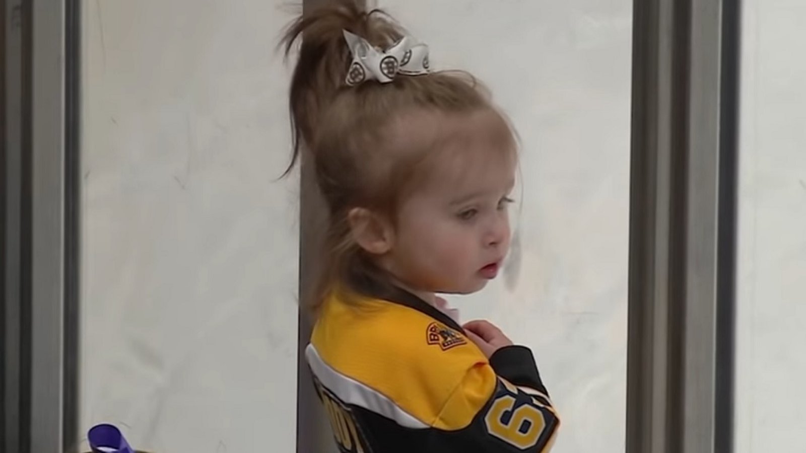 Brad Marchand shares a beautiful moment with his daughter