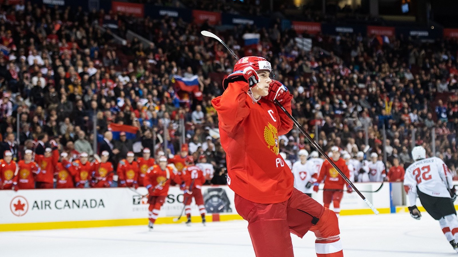 Russian captain scores and mocks the crowd with his celly at World Juniors!
