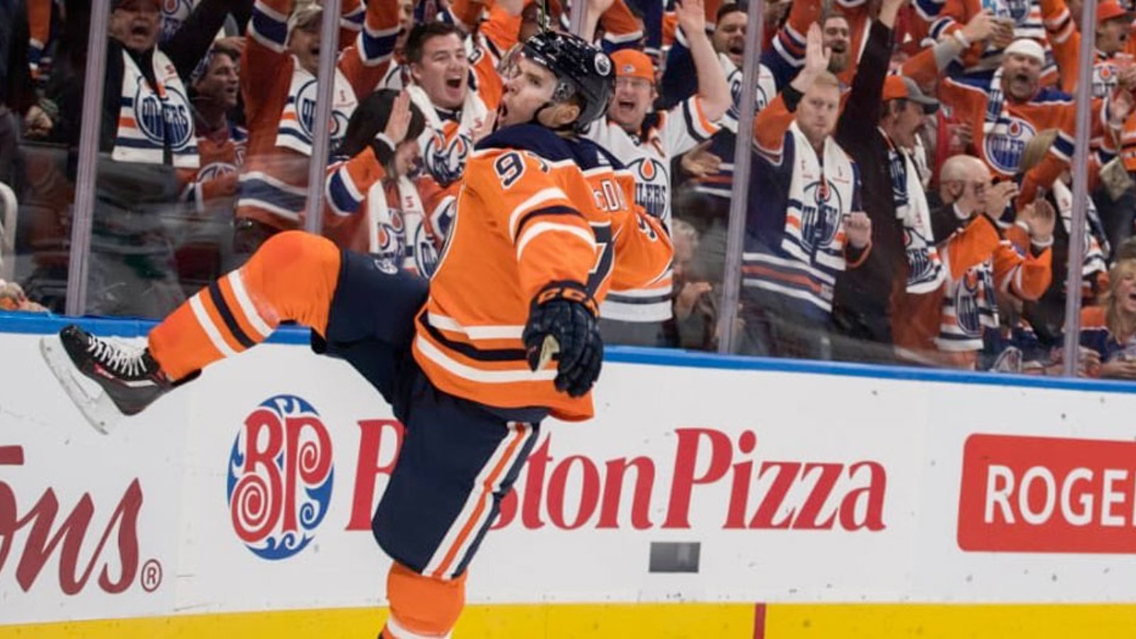 McDavid dazzles with a highlight reel goal to put the Oilers up late in the third period