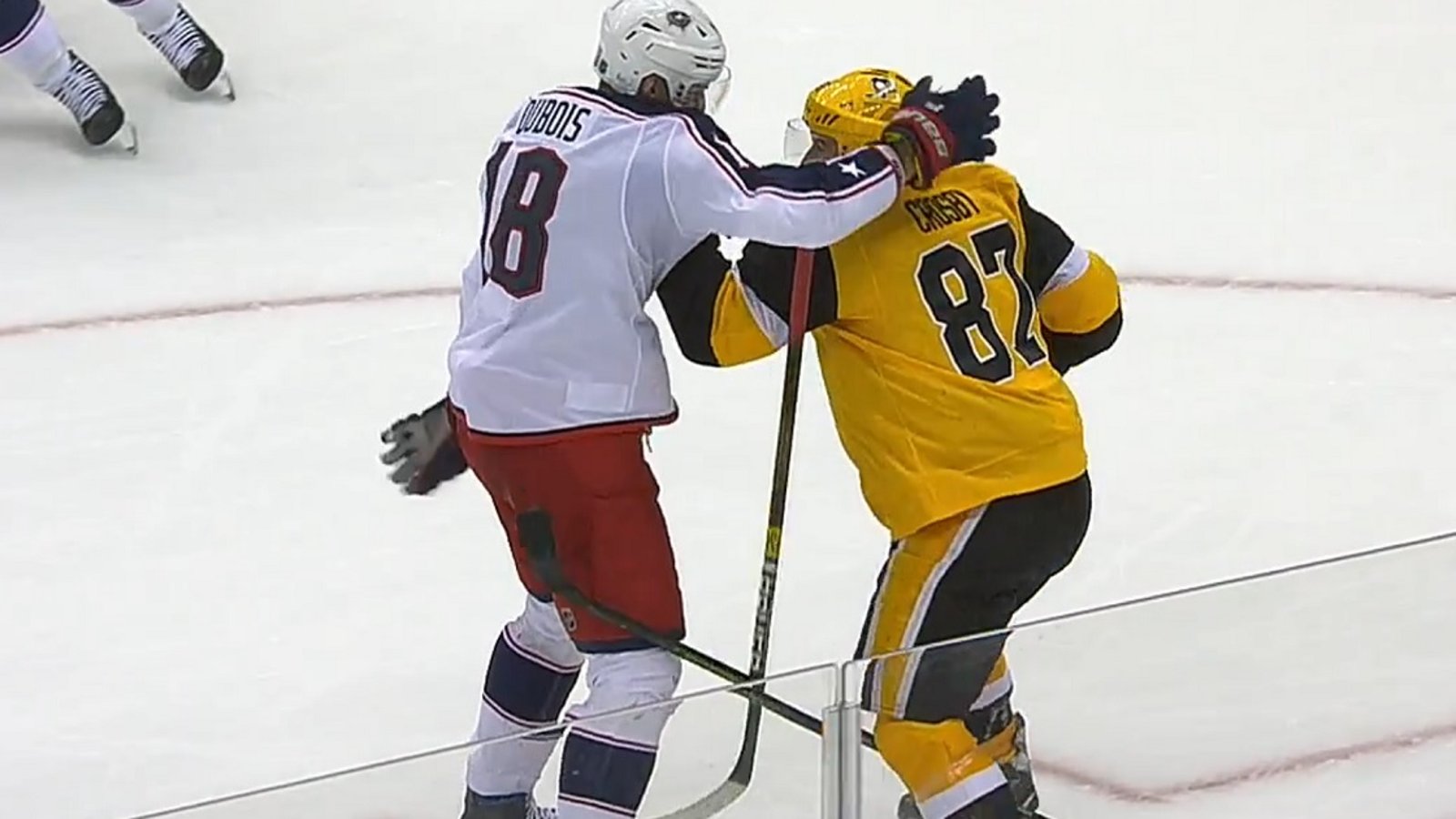 Sidney Crosby drops the gloves with Pierre-Luc Dubois on Saturday night!