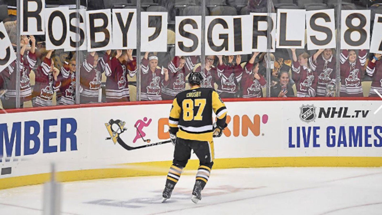 Crosby goes above and beyond for all-girls team in Pittsburgh