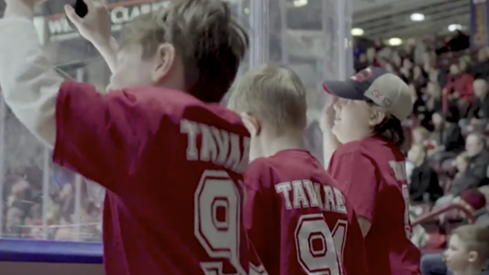 Tavares surprises kids with the memory of a lifetime