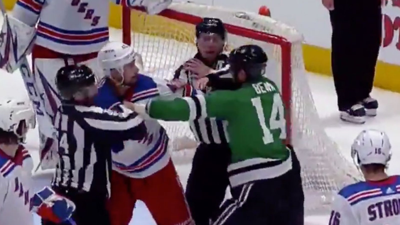 Jamie Benn pushes ref out of the way to fight Smith! 