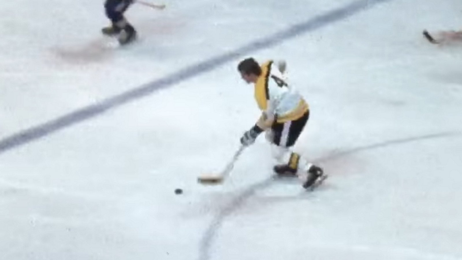 Bobby Orr would be proud. (VIDEO) - HockeyFeed