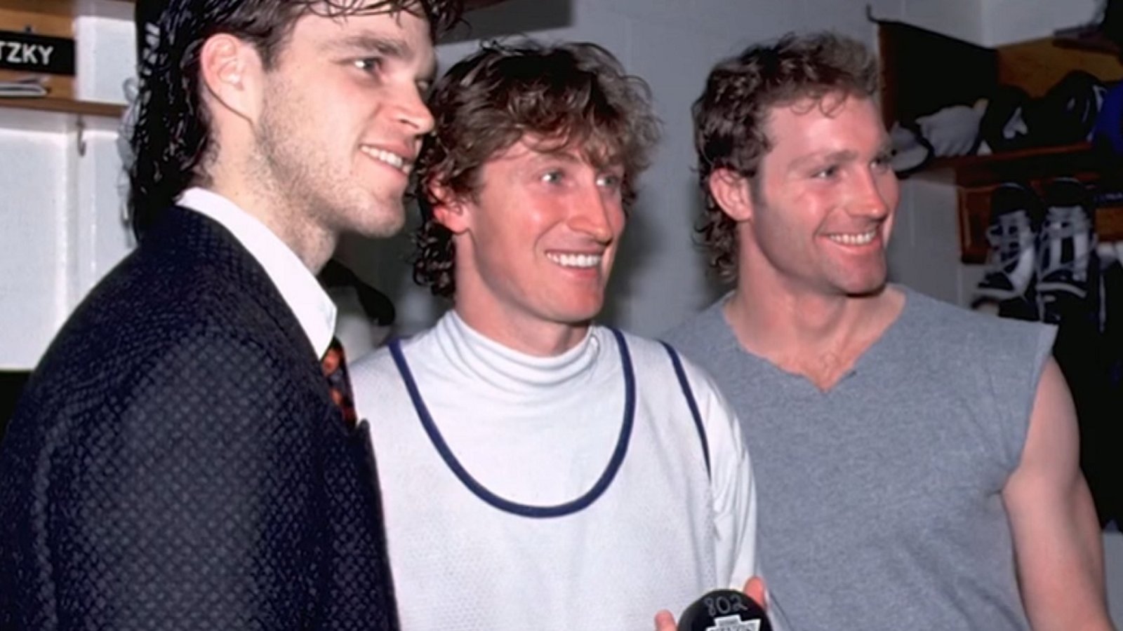  Throwback: Wayne Gretzky passes Gordie Howe's record for goals scored in the NHL.