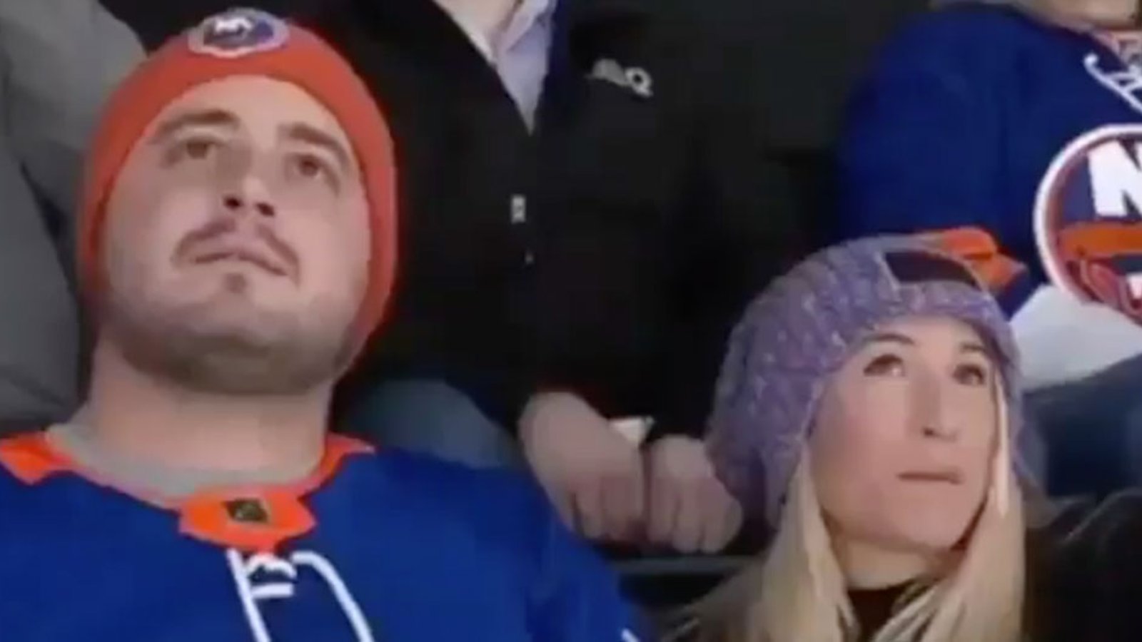 Isles fan pranks girlfriend with fake proposal on the Kiss Cam
