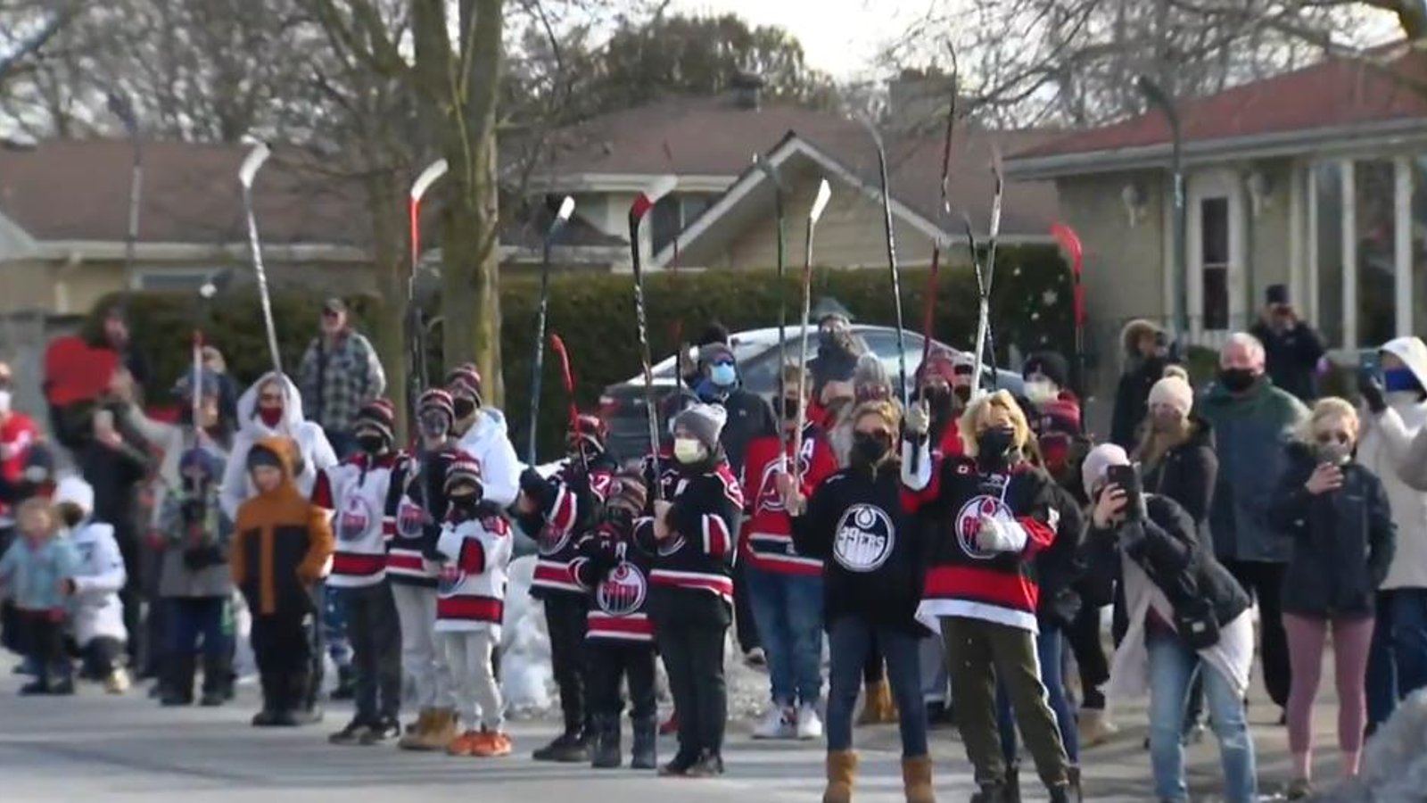Canadian hockey fans give Walter Gretzky an amazing tribute.