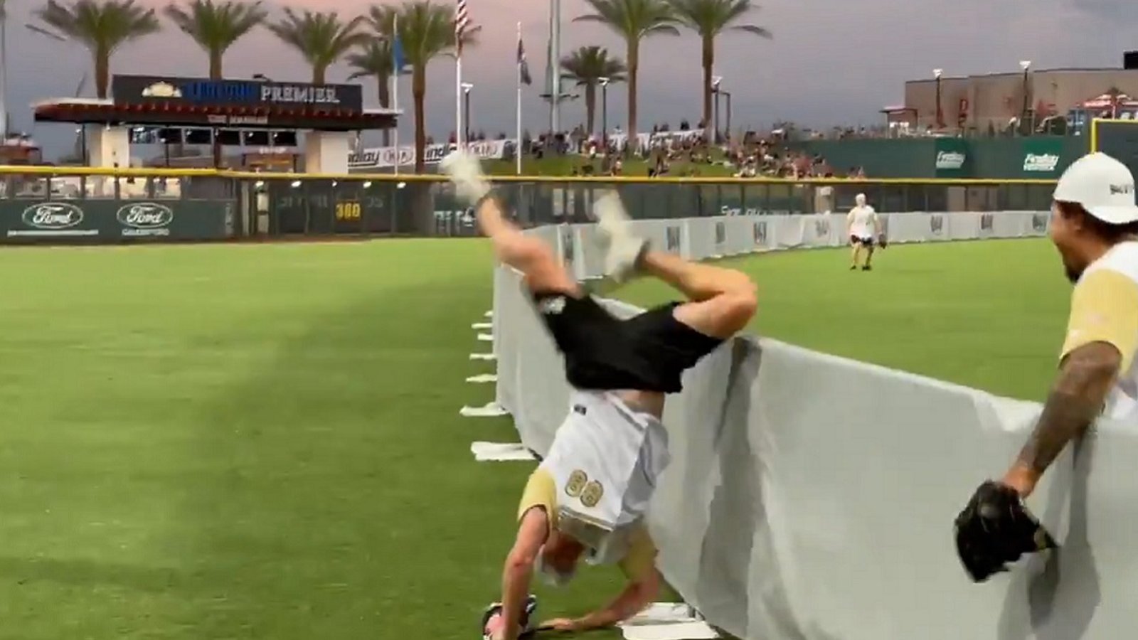 Nate Schmidt makes an unbelievable circus catch over the fence.