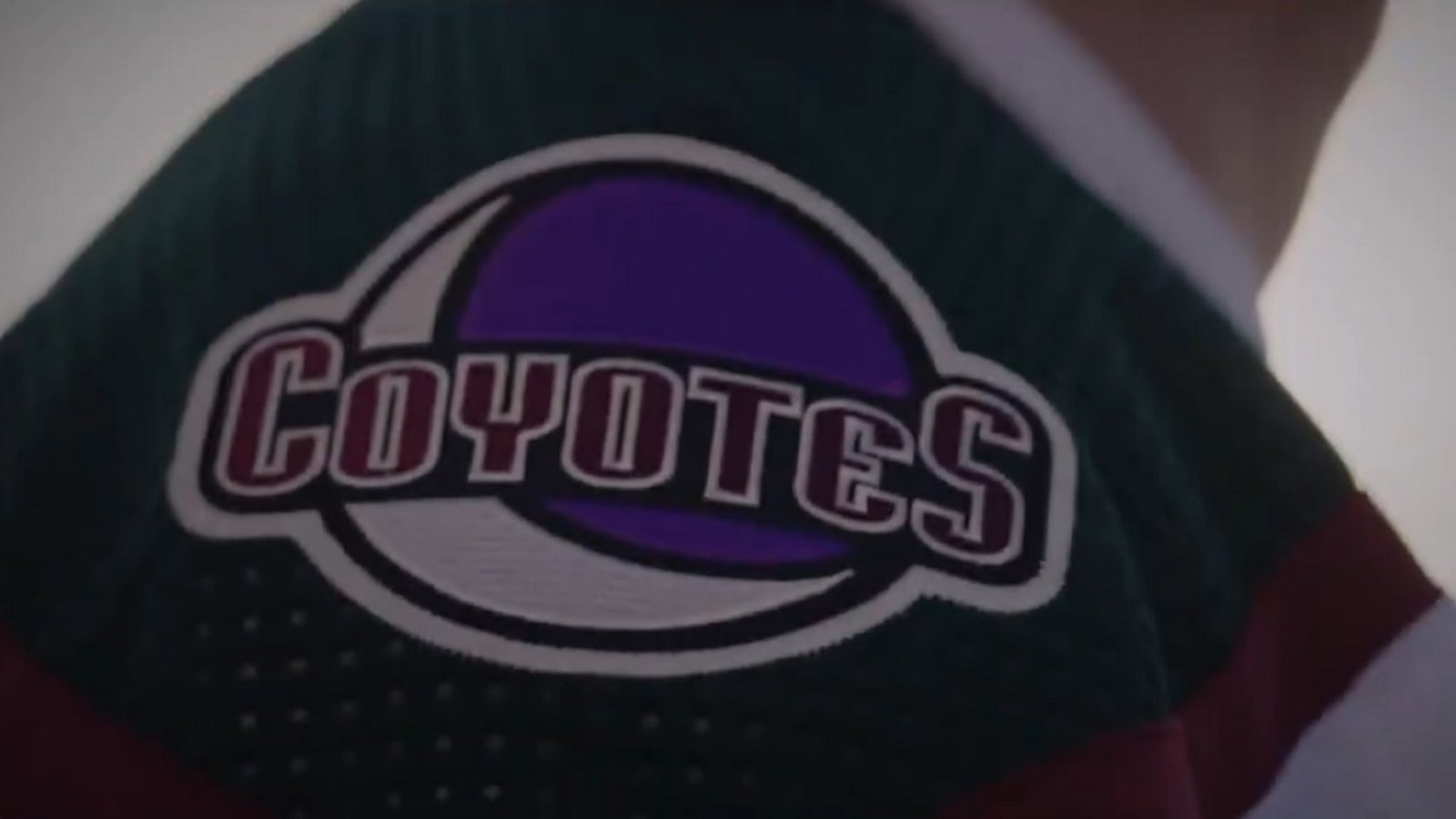 Coyotes change their logo and unveil a beautiful new jersey on Monday morning.