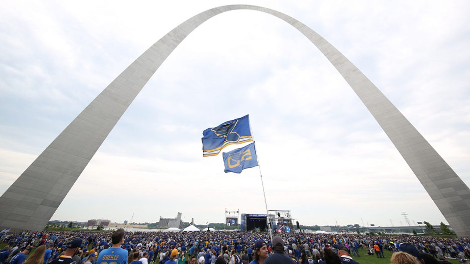 St. Louis Blues prospect robbed at gunpoint near Gateway Arch