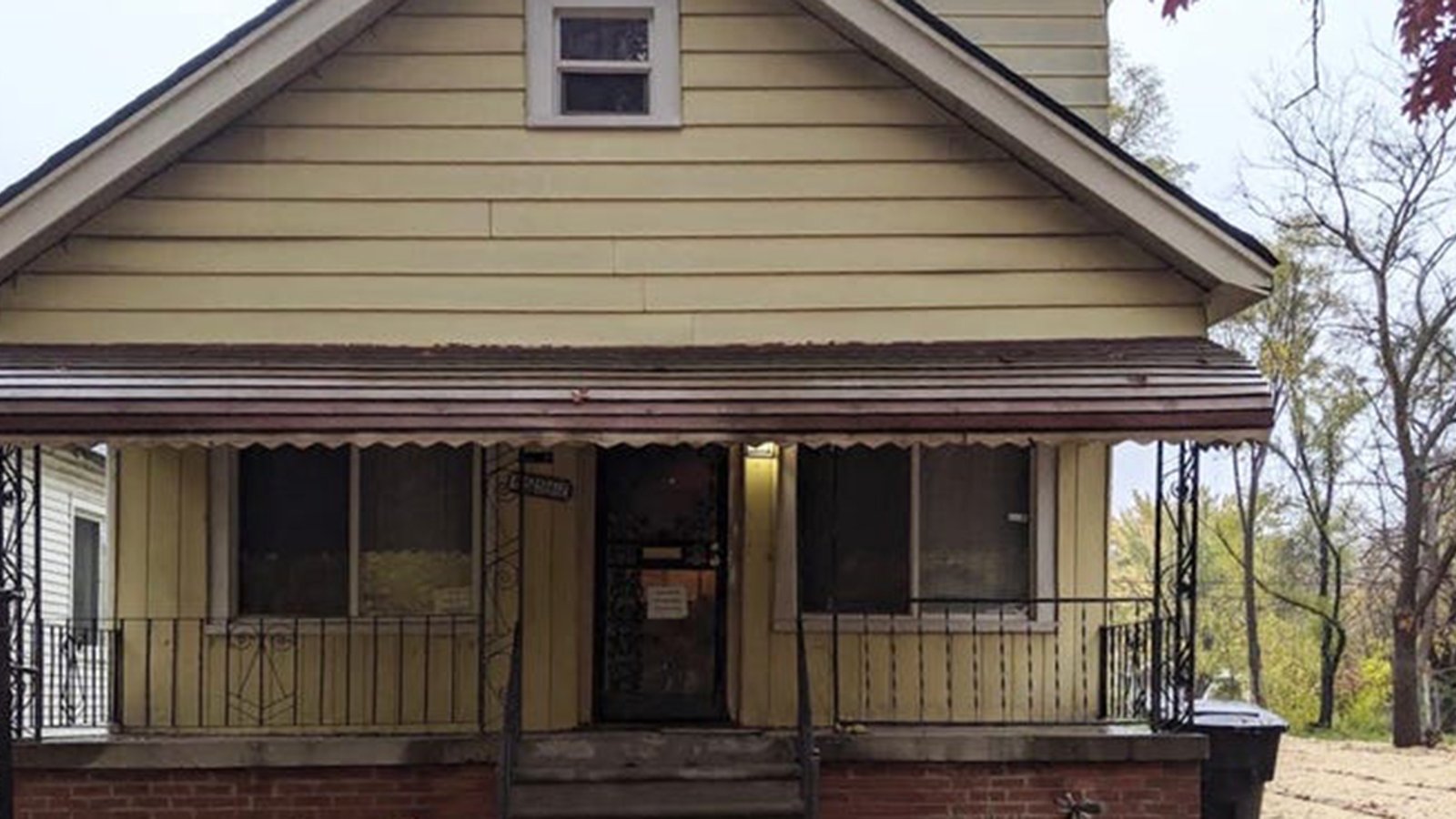 Un sans-abri achète une maison abandonnée à 1500$ et la rénove pendant 10 ans pour sa femme