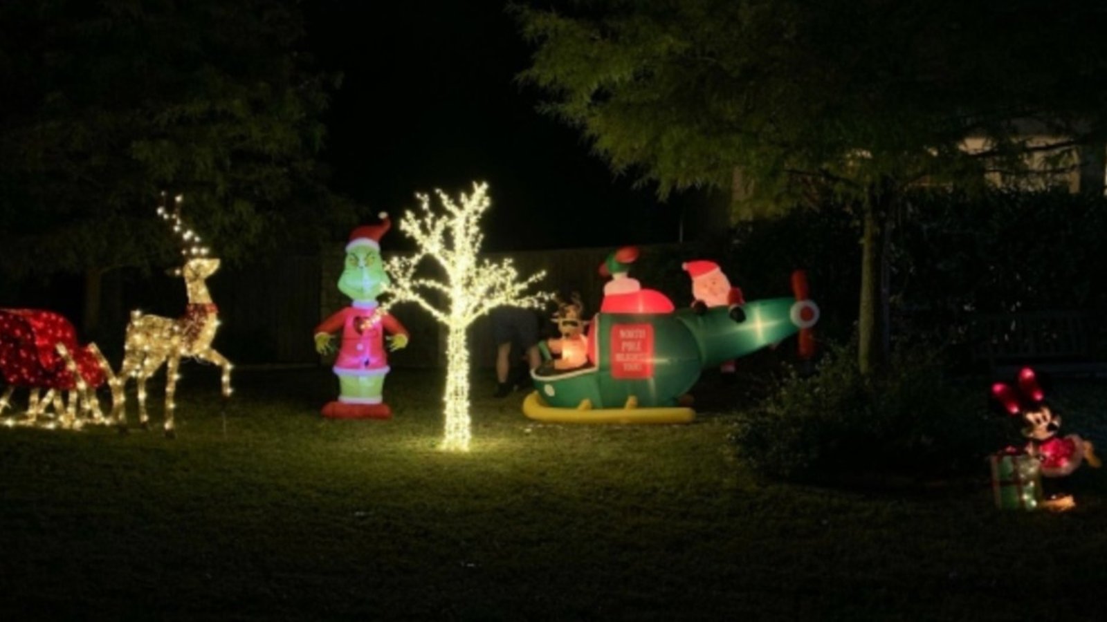 Une famille obligée de retirer ses décorations de Noël installées beaucoup trop tôt