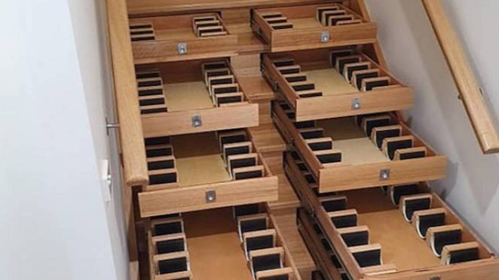 Un homme ingénieux a transformé son escalier en cave à vin pour 156 bouteilles